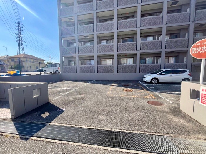 物件外観写真5　(駐車場)