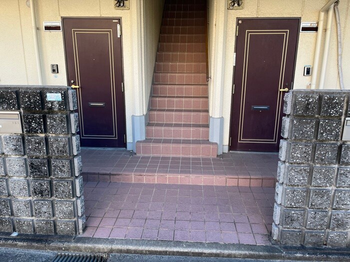 物件外観写真3　(エントランス部分)