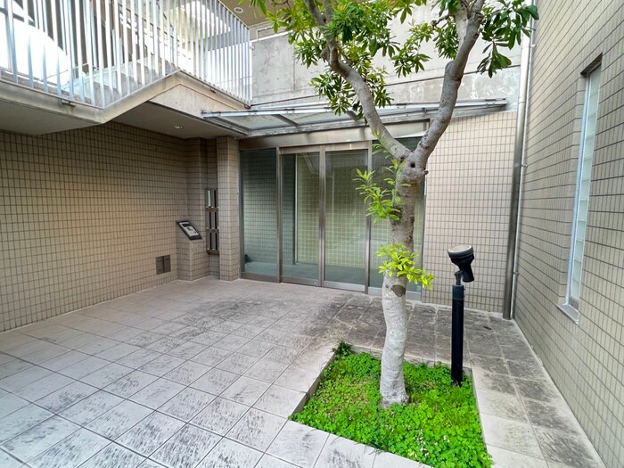 物件外観写真2　(エントランス部分)