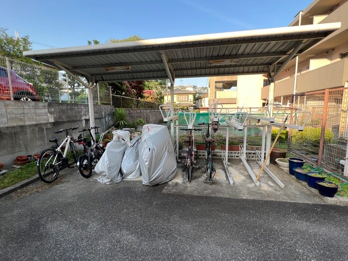 物件外観写真4　(駐輪場)