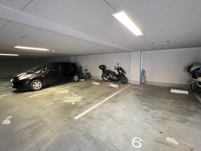 物件外観写真5　(駐車場)