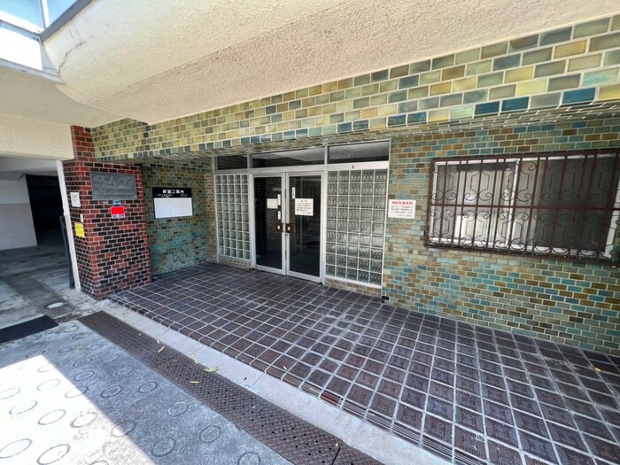 物件外観写真4　(エントランス部分)