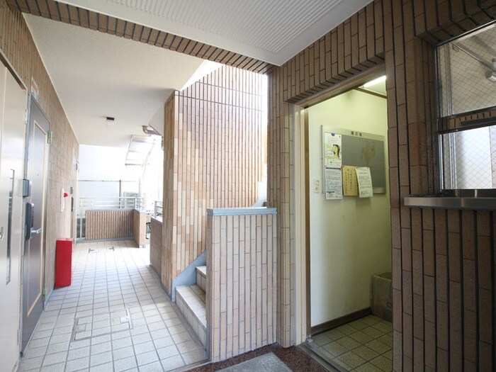 物件外観写真4　(エントランス部分)