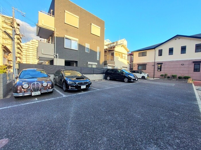 物件外観写真4　(駐車場)