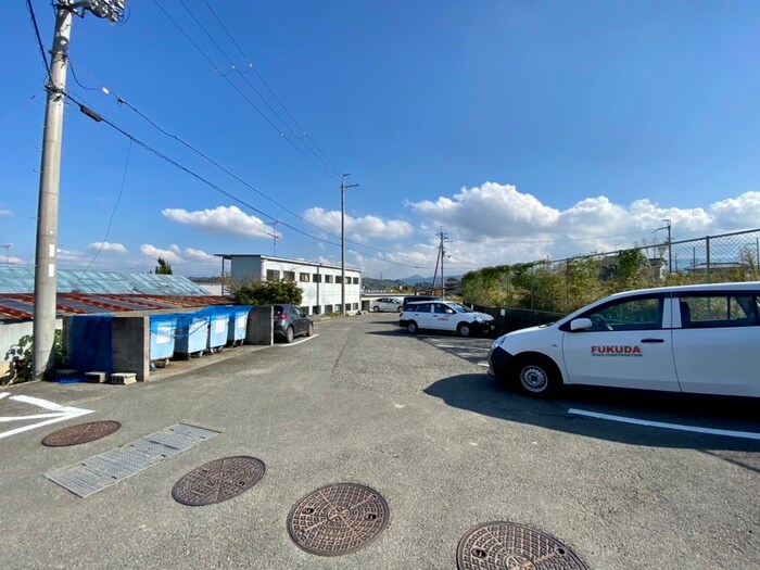 物件外観写真2　(駐車場)