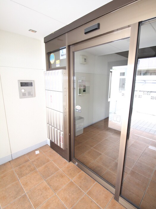 物件外観写真2　(エントランス部分)