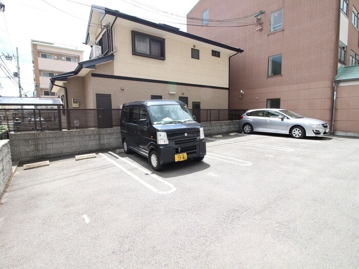 物件外観写真4　(駐車場)