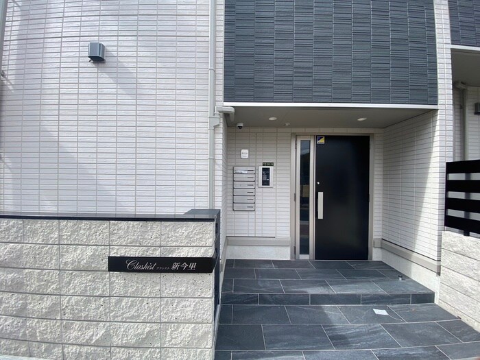 物件外観写真4　(エントランス部分)