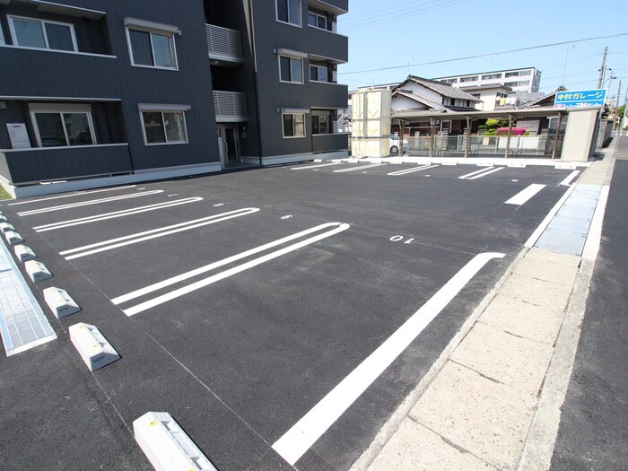 物件外観写真2　(駐車場)
