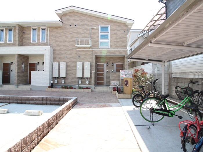 物件外観写真3　(エントランス部分)