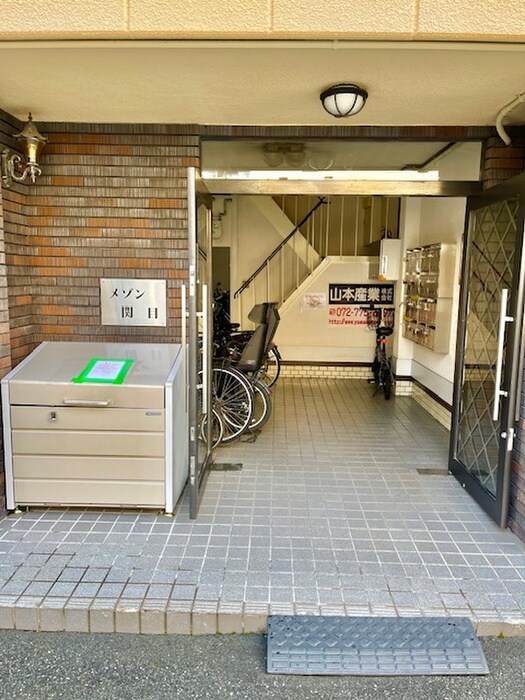 物件外観写真3　(エントランス部分)