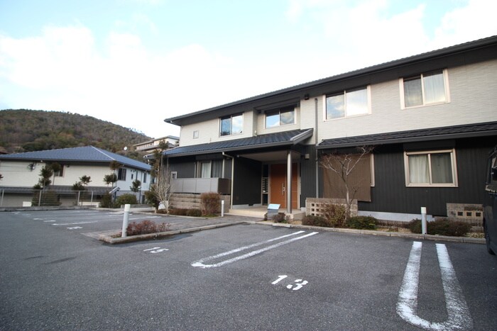 物件外観写真5　(駐車場)