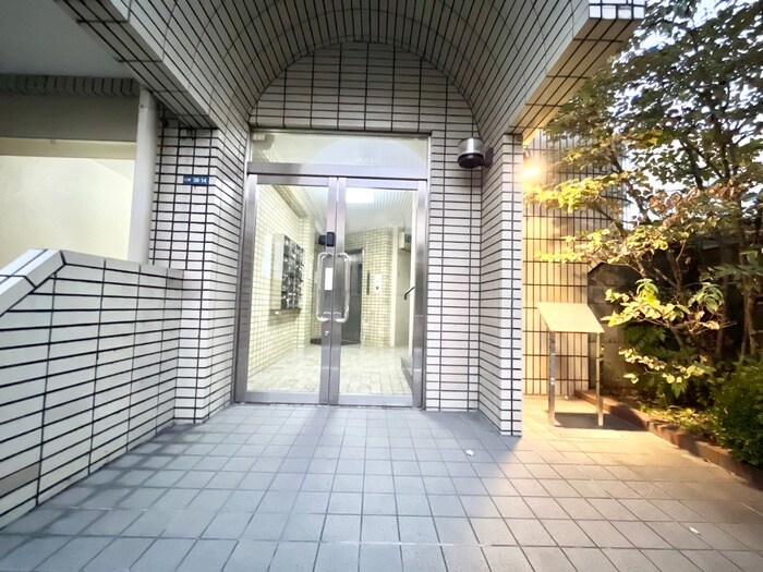 物件外観写真3　(エントランス部分)