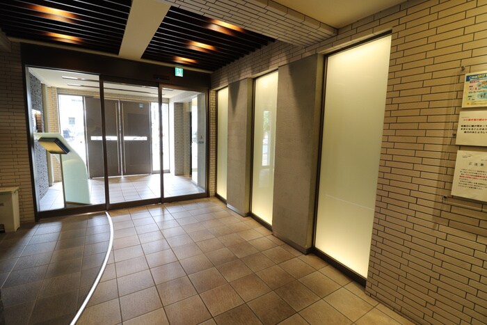 物件外観写真4　(エントランス部分)