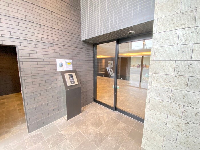 物件外観写真2　(エントランス部分)
