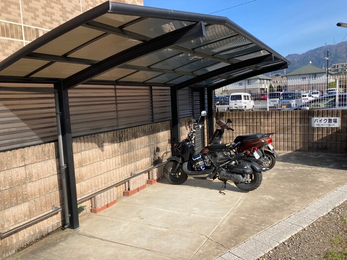 物件外観写真4　(バイク置き場)