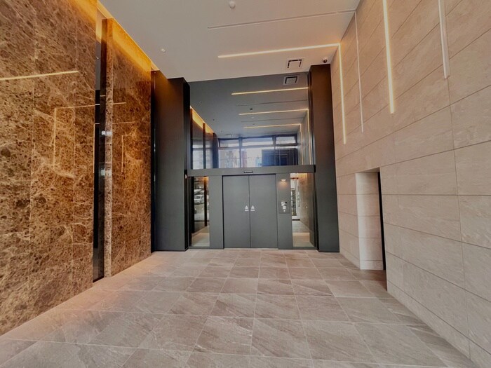 物件外観写真2　(エントランス部分)