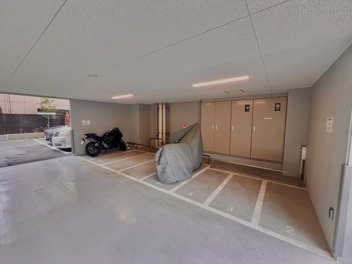 物件外観写真5　(バイク置き場)