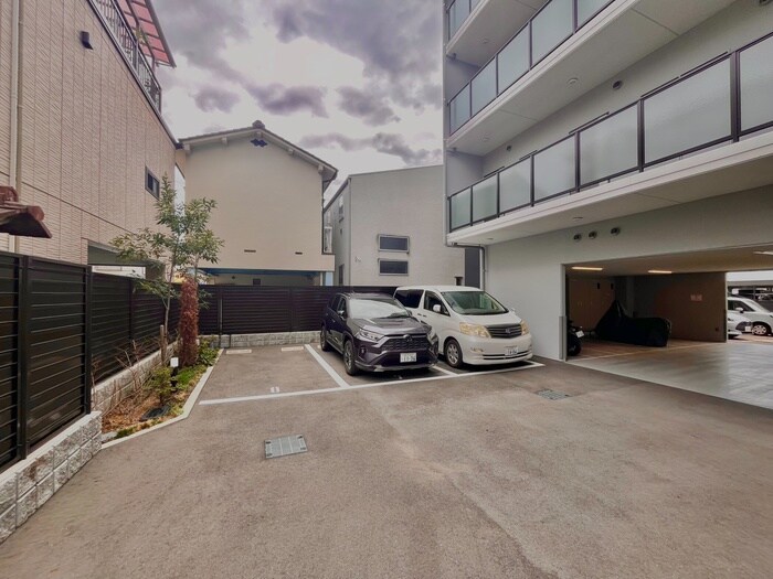 物件外観写真6　(駐車場)