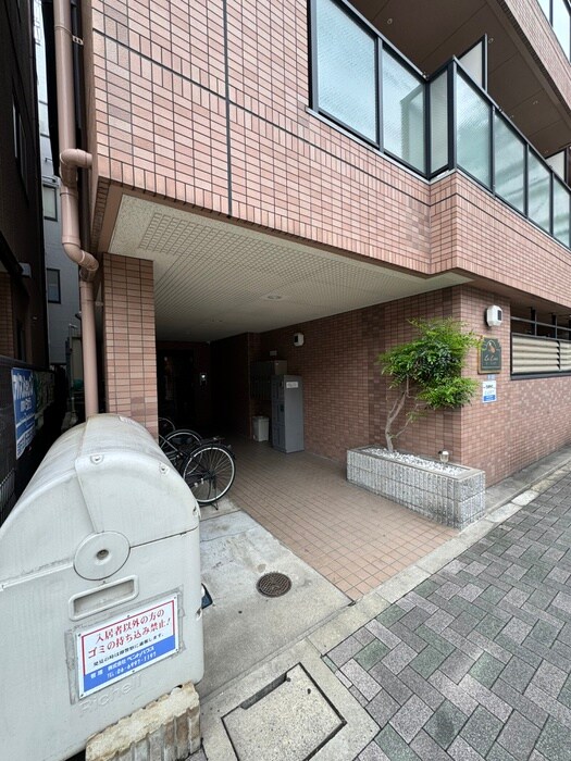 物件外観写真2　(エントランス部分)