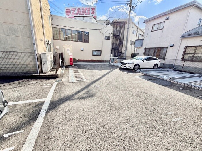 物件外観写真3　(駐車場)