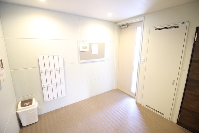 物件外観写真2　(エントランス部分)