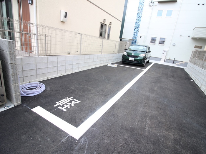 物件外観写真4　(駐車場)