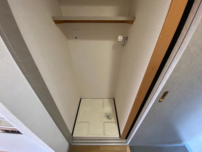 物件内観写真12　(洗濯機置場)