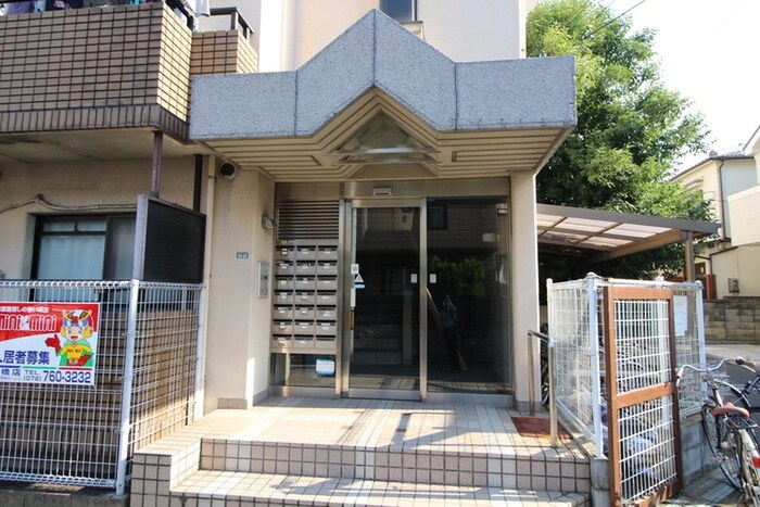 物件外観写真2　(エントランス部分)