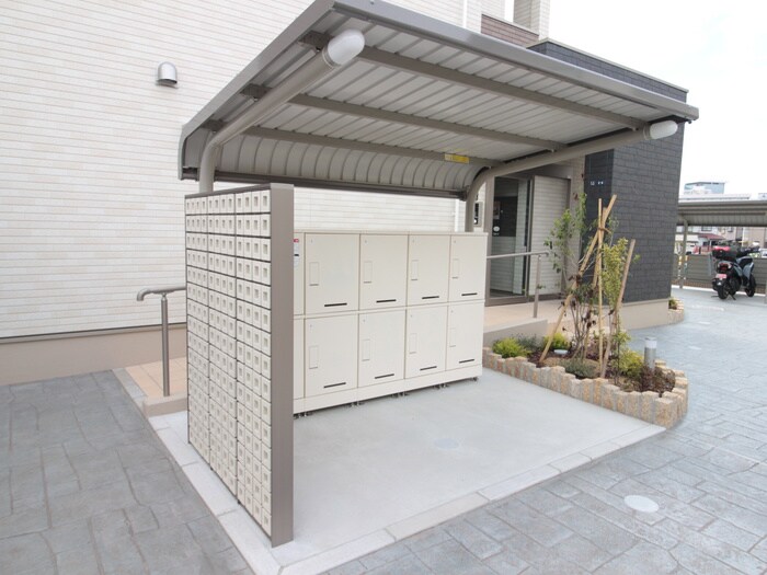 物件外観写真6　(エントランス部分)