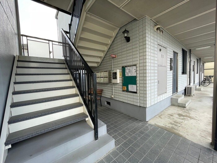 物件外観写真4　(エントランス部分)