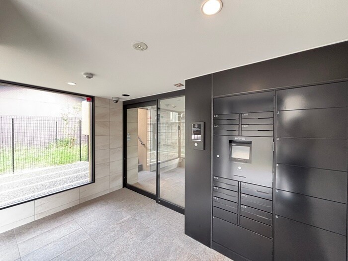 物件外観写真2　(エントランス部分)