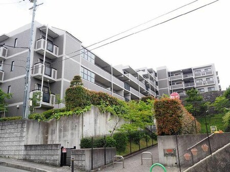 藤和ﾗｲﾌﾞﾀｳﾝ茨木南春日丘1番館外観写真
