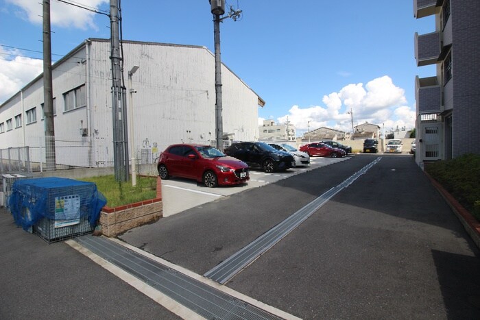 物件外観写真5　(駐車場)