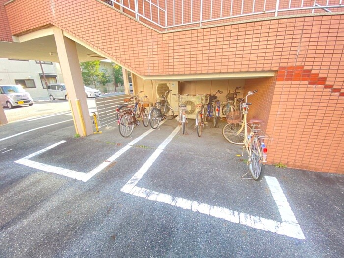 物件外観写真4　(駐輪場)