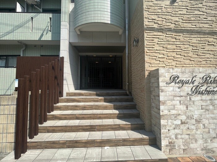 物件外観写真2　(エントランス部分)