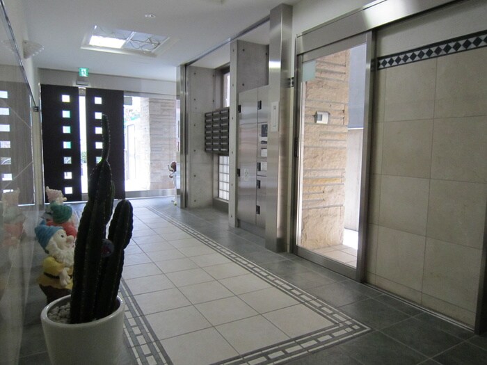 物件外観写真3　(エントランス部分)