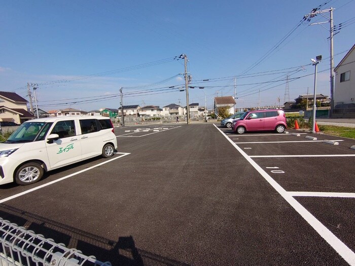 物件外観写真3　(駐車場)