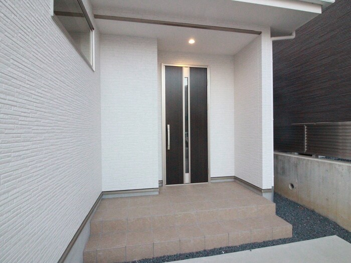 物件外観写真4　(エントランス部分)