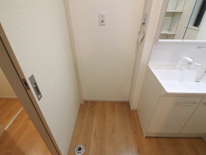 物件内観写真16　(洗濯機置場)