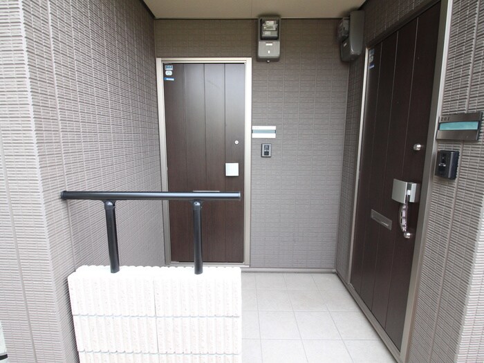 物件外観写真2　(エントランス部分)