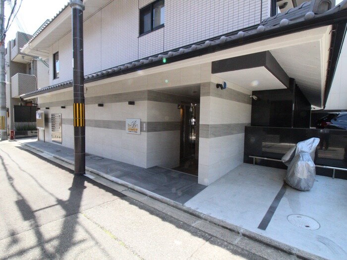 物件外観写真2　(エントランス部分)