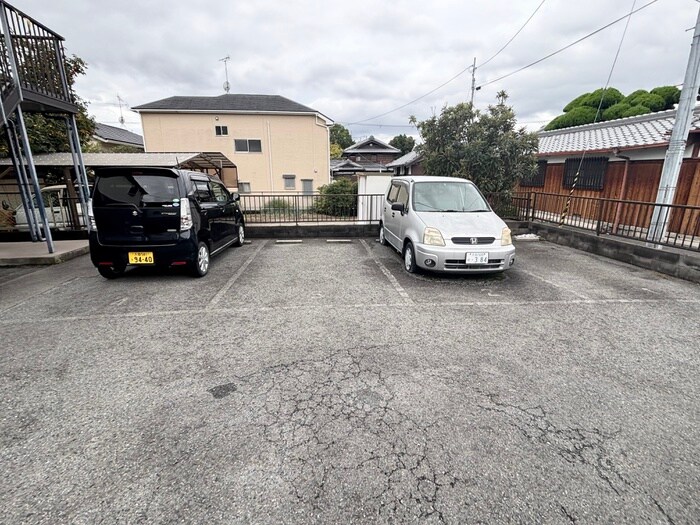 物件外観写真5　(駐車場)