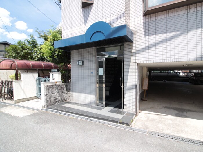 物件外観写真4　(エントランス部分)