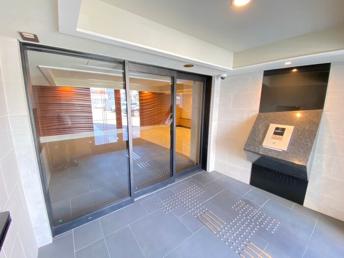 物件外観写真3　(エントランス部分)