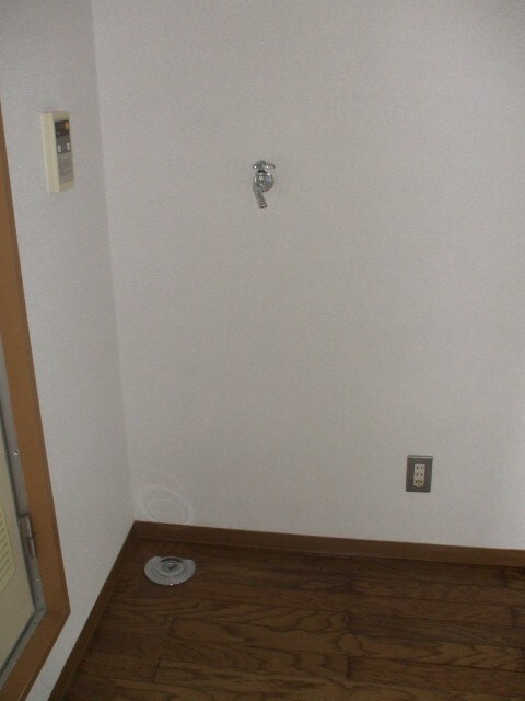 物件内観写真4　(洗濯機置場)