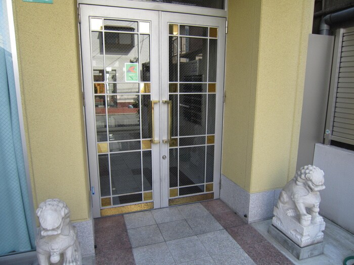 物件外観写真3　(エントランス部分)