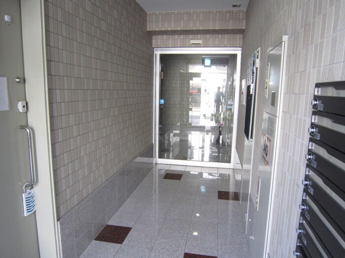 物件外観写真4　(エントランス部分)