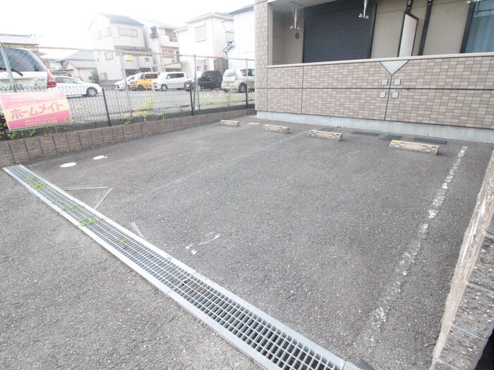物件外観写真4　(駐車場)