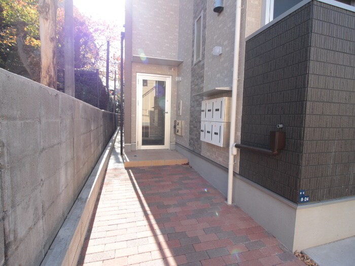 物件外観写真3　(エントランス部分)